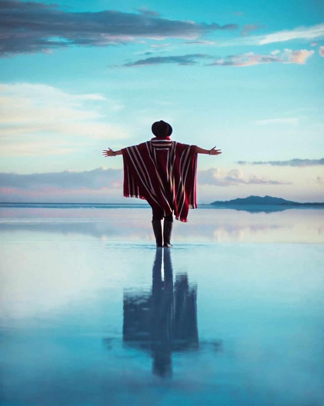 Espejo de agua en el Salar de Uyuni, Bolivia
