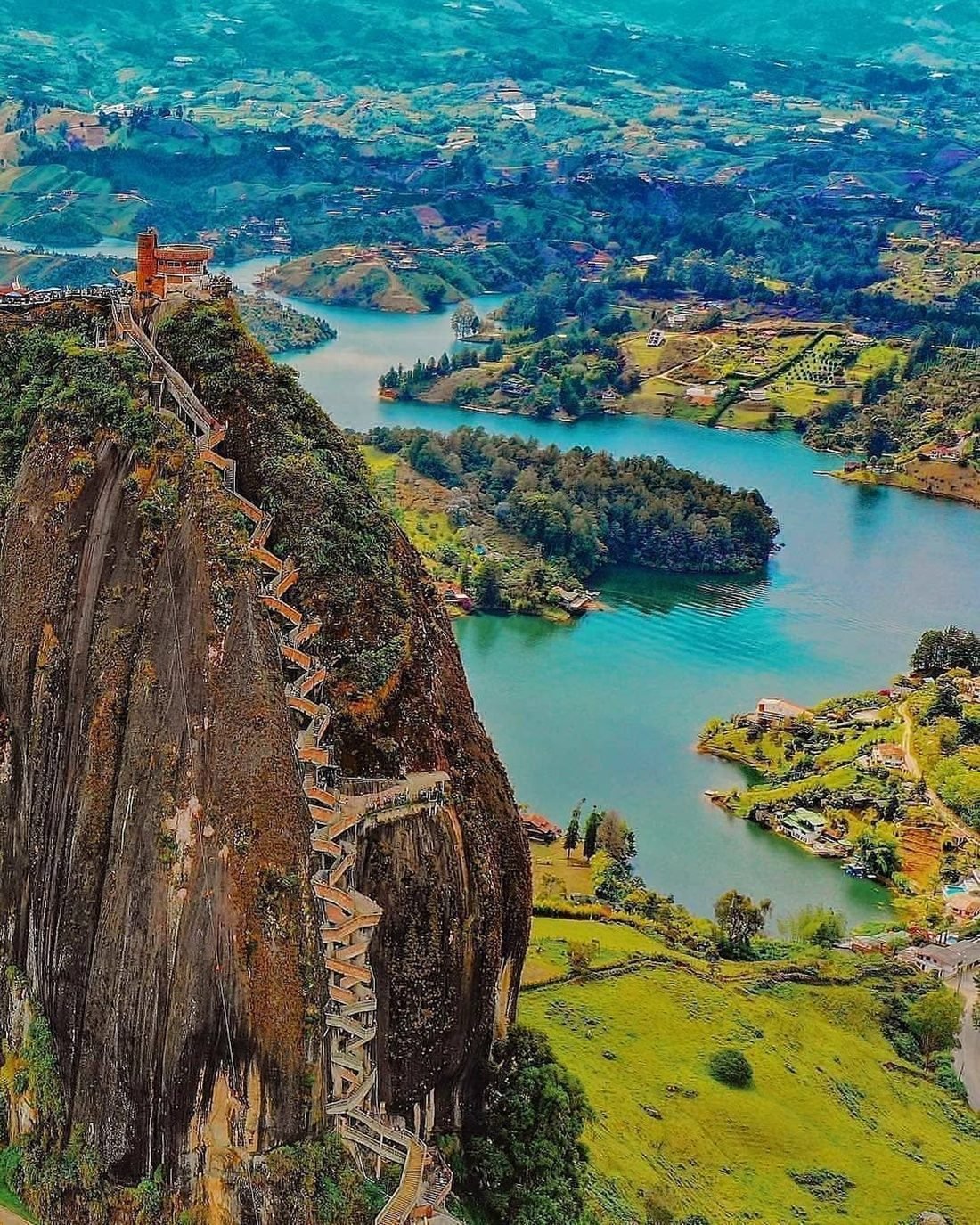 Vista de la Piedra del Peñol y el embalse de Guatapé